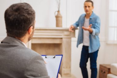 Usta erkek psikolog destek istiyor