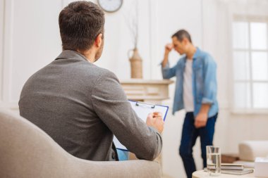 Kendine güvenen özenli psikolog çözüm arıyor