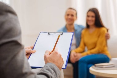 Terapi sırasında düşüncelerini yazma psikolog