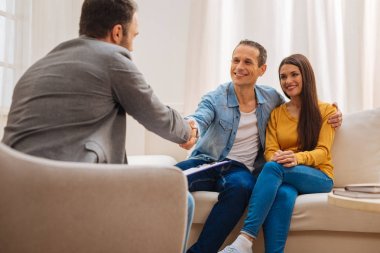 Genç iyimser çift terapisi ile memnun