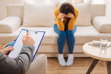 Kadın sorunu hakkında notlar alarak erkek psikolog