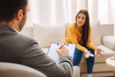 Deneyimli erkek psikolog Bayan hasta yardımcı olur.