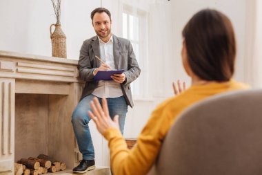 Hastanın önünde duran sürpriz psikolog merak ettim