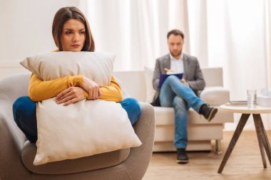 Aşk hakkında ağlayan üzgün genç kadın