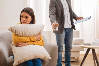 Yastık tedavisi sırasında uyuşukluk görülebilir sarılma güzel inanılmaz kadın