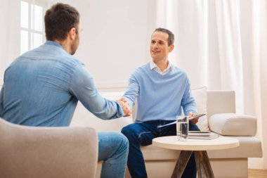 Erkek psikolog tebrik yeni istemci