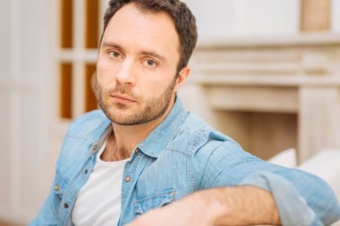 Sonuç için bekleyen ciddi konsantre adam