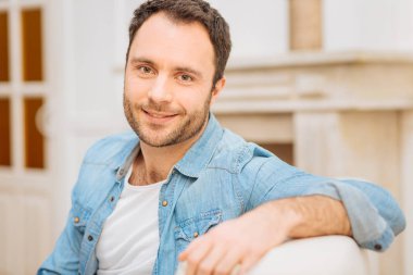 Onun ruh hali gösteren mutlu hevesli adam