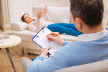 Kısa notlar usta psikolog hasta ile yardım