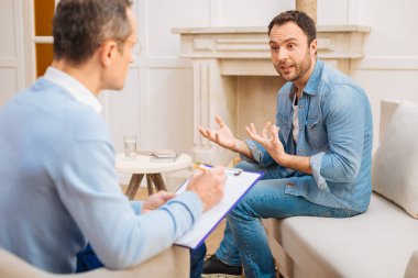 Şaşırmış gibi güzel adam onun iş sorunları açıklayan