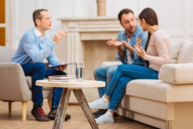 İlginç kitaplar ve kristal su sehpaya yerleştirilir