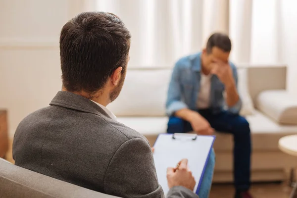 Calma psicólogo masculino examinando paciente — Fotografia de Stock