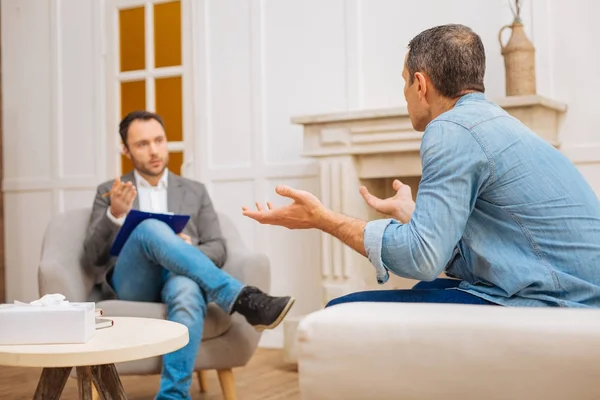 Betrokken mannelijke psycholoog vragen over details tijdens sessie — Stockfoto