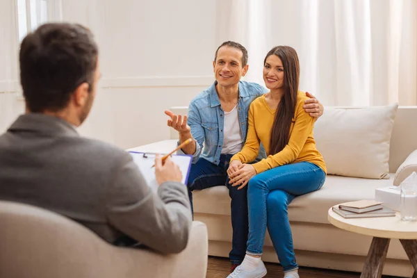 Glückliches Paar besucht Psychologen — Stockfoto