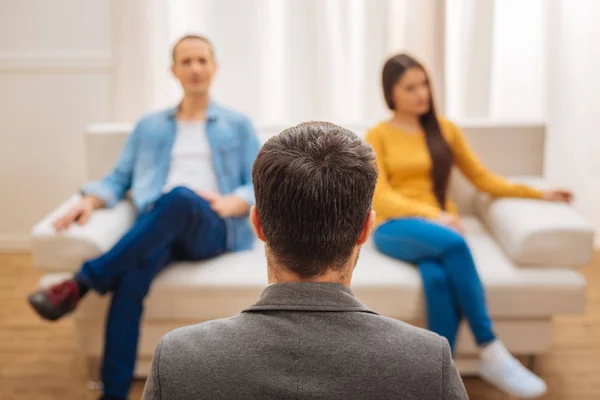 Hombre psicólogo mirando a la joven pareja que se peleó — Foto de Stock