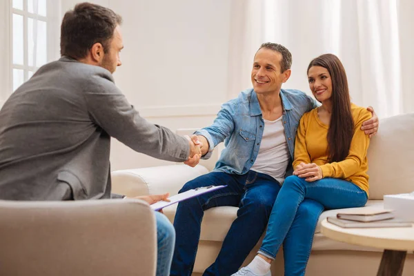 Agradable feliz pareja gracias psicólogo por la ayuda — Foto de Stock