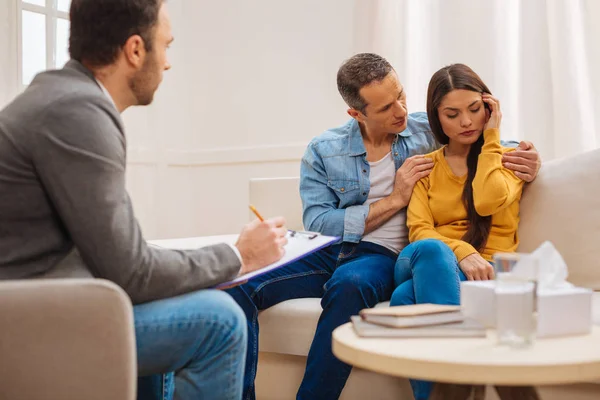 Liebevoller netter Ehemann tröstet Ehefrau während der Therapie — Stockfoto