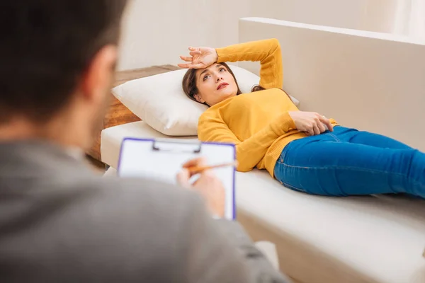 Prachtig aangenaam vrouw droomt beter leven — Stockfoto