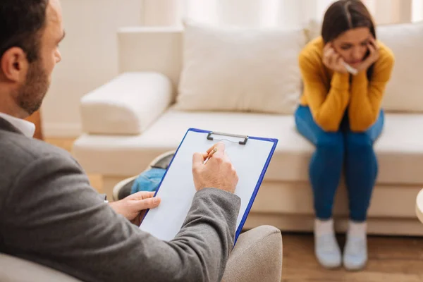 Mujer sombría trágica necesita consulta — Foto de Stock