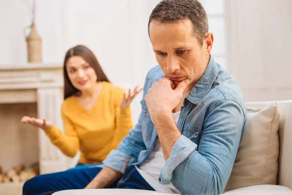 Evliliğini değerlendiren dalgın ciddi adam