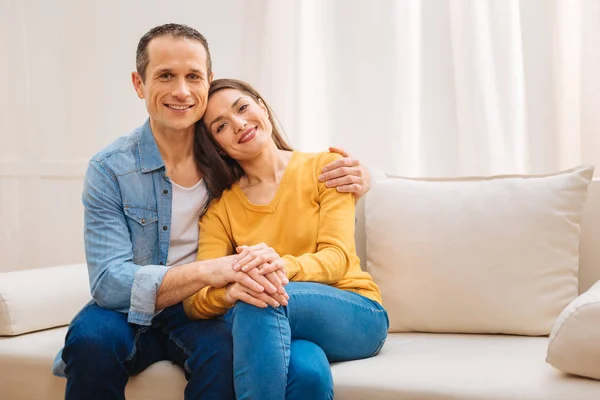 Frohes, optimistisches Paar zufrieden mit seinem Leben — Stockfoto