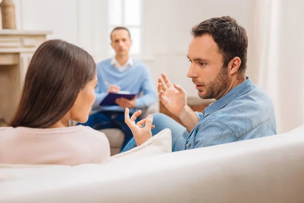 Bom jovem casal discutindo durante a sessão — Fotografia de Stock