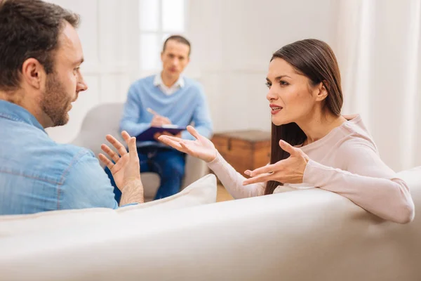 Boos elegante vrouw toont ontevredenheid aan man tijdens therapie — Stockfoto