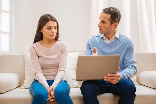 Bonito homem compartilhando plano com mulher chateada — Fotografia de Stock