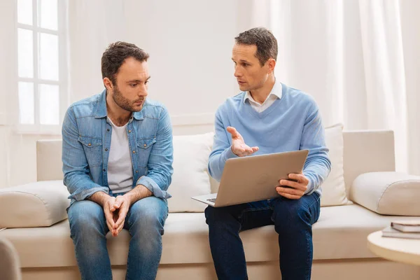 Dos jóvenes discutiendo el proyecto — Foto de Stock