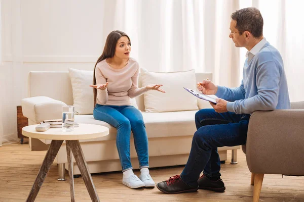 Mujer enojada pidiendo instrucciones — Foto de Stock