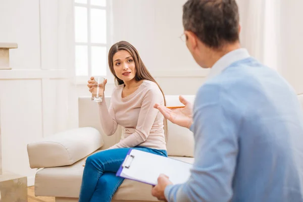 Hermosa mujer molesta quiere consejo — Foto de Stock