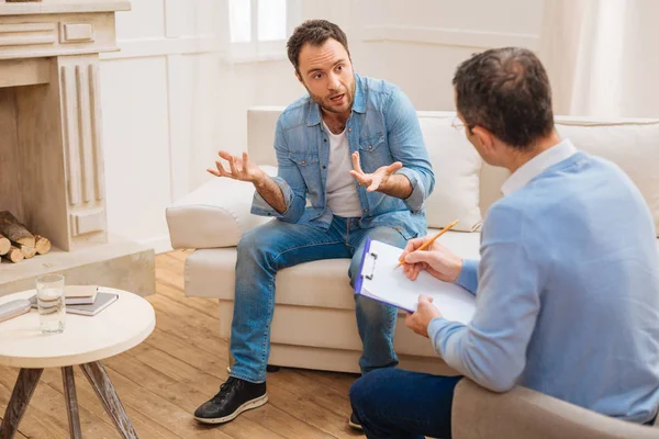 Sorprendido hombre enojado expresando su resentimiento — Foto de Stock