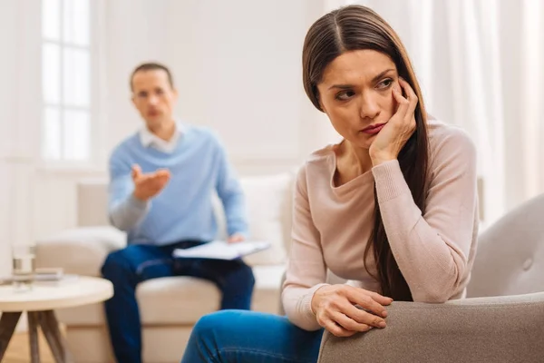 Triste femme déçue regrettant le passé — Photo