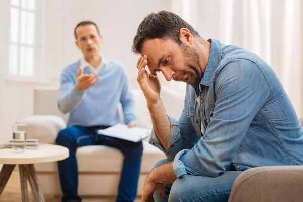 Deprimido paciente masculino reconsiderando sua vida — Fotografia de Stock