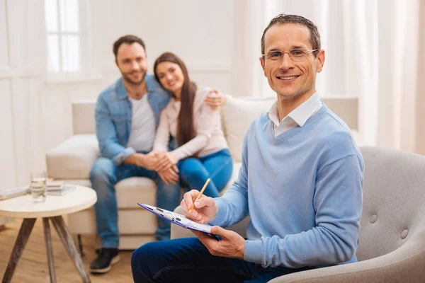 Geschickter Psychologe arbeitet gut — Stockfoto