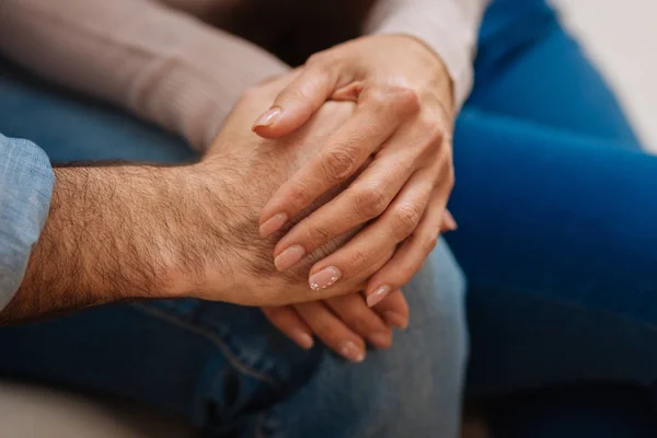 Couple aimant tenant la main avec amour — Photo