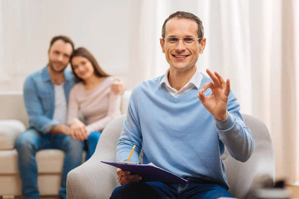 Glad positiv psykolog nöjd med sitt jobb — Stockfoto