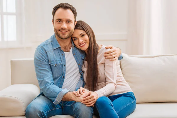 Überschwängliches Paar verbringt Wochenende zusammen — Stockfoto