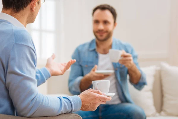 Dos guapos hombres felices bebiendo café — Foto de Stock