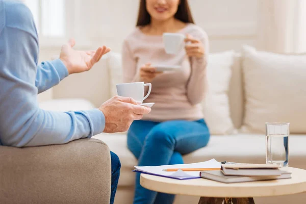 Aantrekkelijk positieve dialoogvenster tijdens koffie tijd — Stockfoto