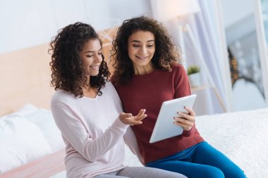 Dijital tablet vasıl bakarken sohbet güzel kadın kardeşler
