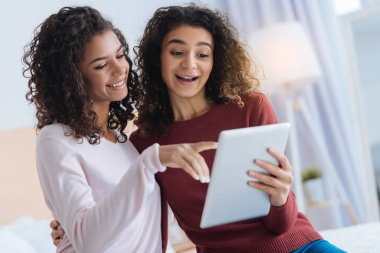 Tablet bilgisayar ile boş vakit rahat kız kardeş