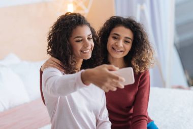 Güzel kız evde selfie için poz