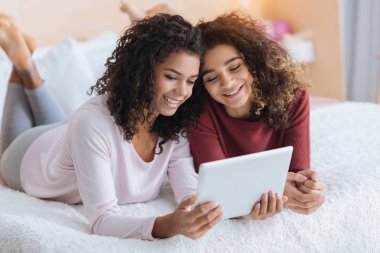 Dost kızlarla birlikte boş vaktinizi tablet bilgisayar