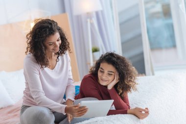 Touchpad filmde birlikte izlerken neşeli kız kardeş