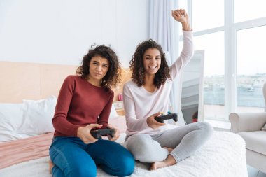 Duygusal genç bayanlar video oyunu sonuçlarına tepki