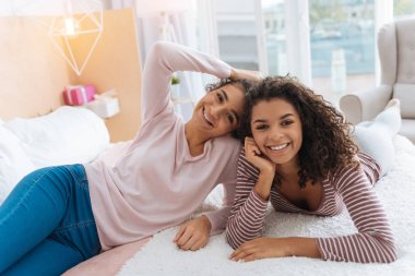 Yatakta yatarken ve birlikte gülen rahat kız