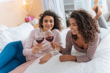 Bardak şarap tadını rahat genç bayanlar