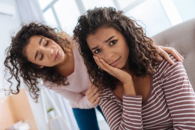 Kıvırcık saçlı kız merak kardeşi dinleme vurguladı