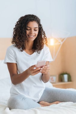 İstimal Smartphone vasıl ev gülümseyen genç bayan